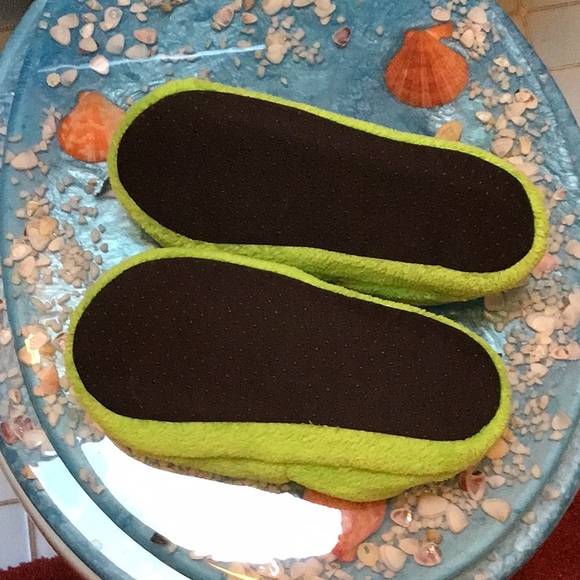 Kids Adorable Slippers No Size Tag Sole Measures 8” on Bottom from toe to heel - Picture 3 of 4